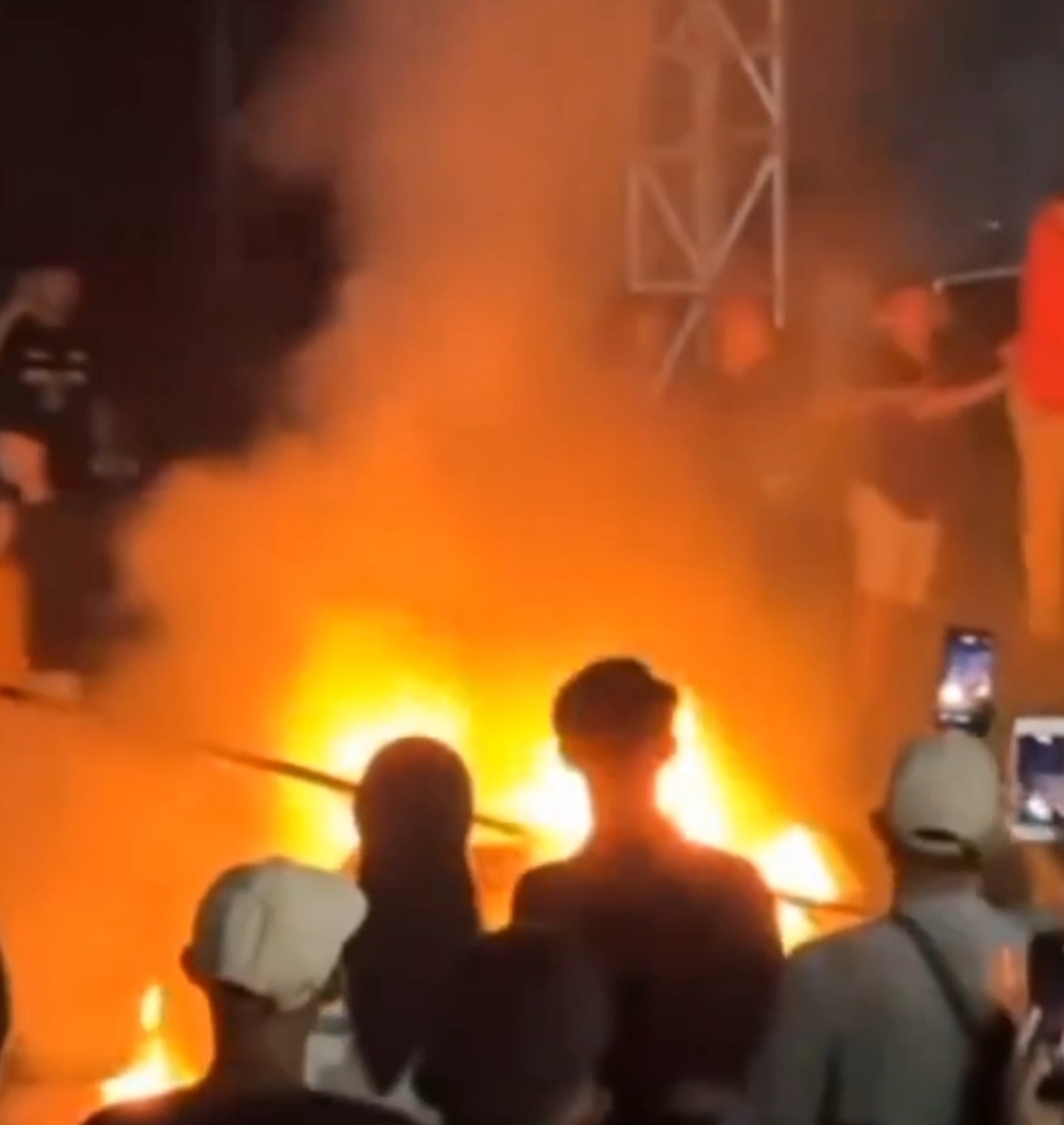 Event Lentera Festival Batal, Penonton Pilih Bakar Panggung