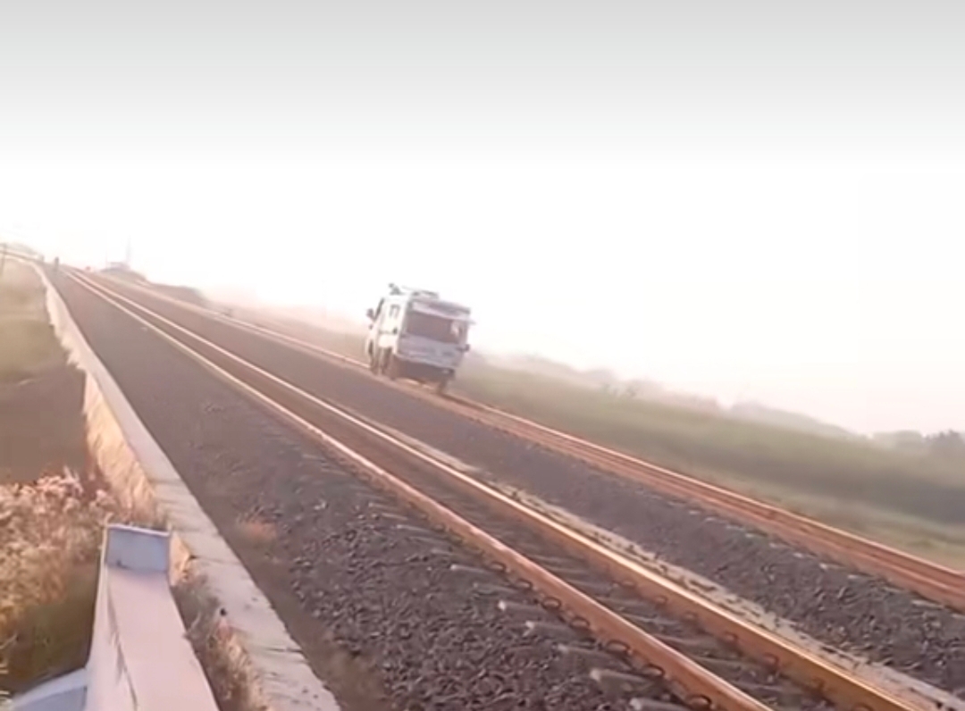 Hidup Lagi Capek-capeknya, Malah Lihat Mobil 'Tahu Bulat' Jalan di Rel