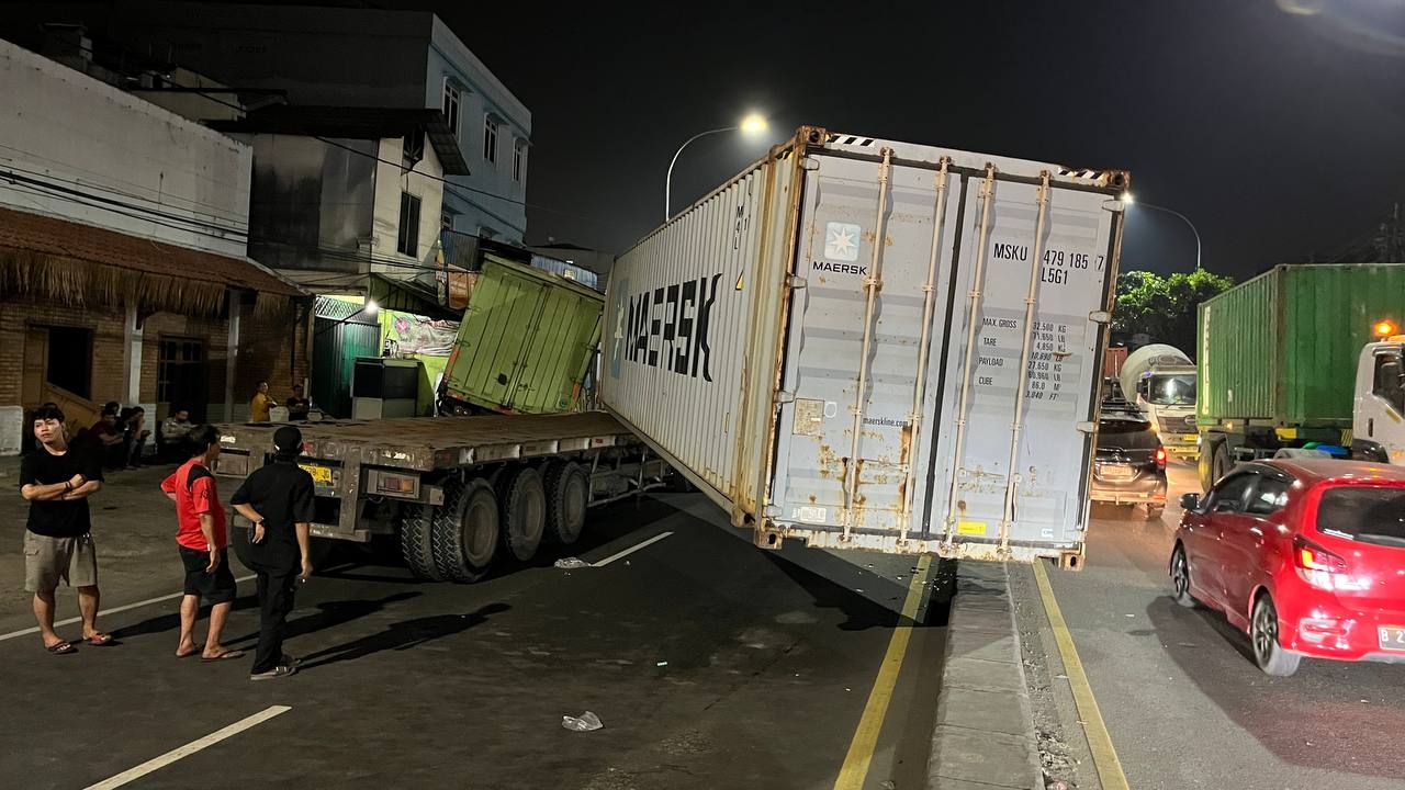 Diduga Sopir Mengantuk, Truk Kontainer Tabrak Mobil Boks hingga Rumah Makan di Bekasi
