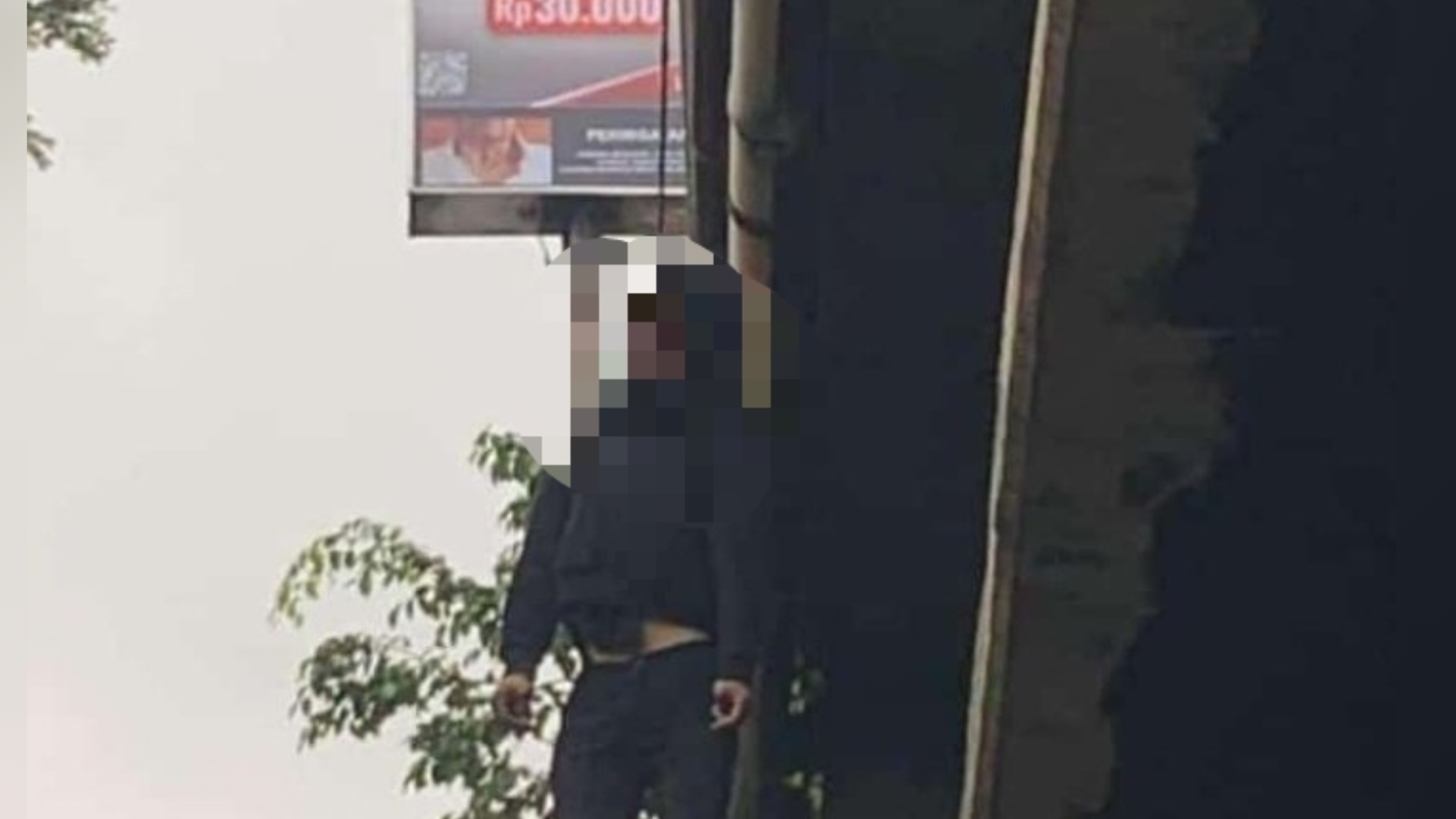 VIRAL! Pria Gantung Diri dengan Mata dan Mulut Tertutup Lakban di Flyover Bandung