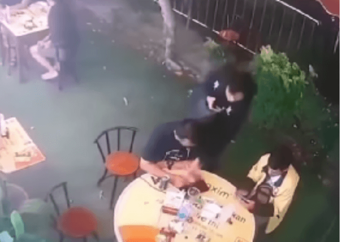 VIRAL Detik-detik Sekelompok Pria di Nias Digerebek Polisi Saat Judi Online di Kafe, Terancam 5 Tahun Bui