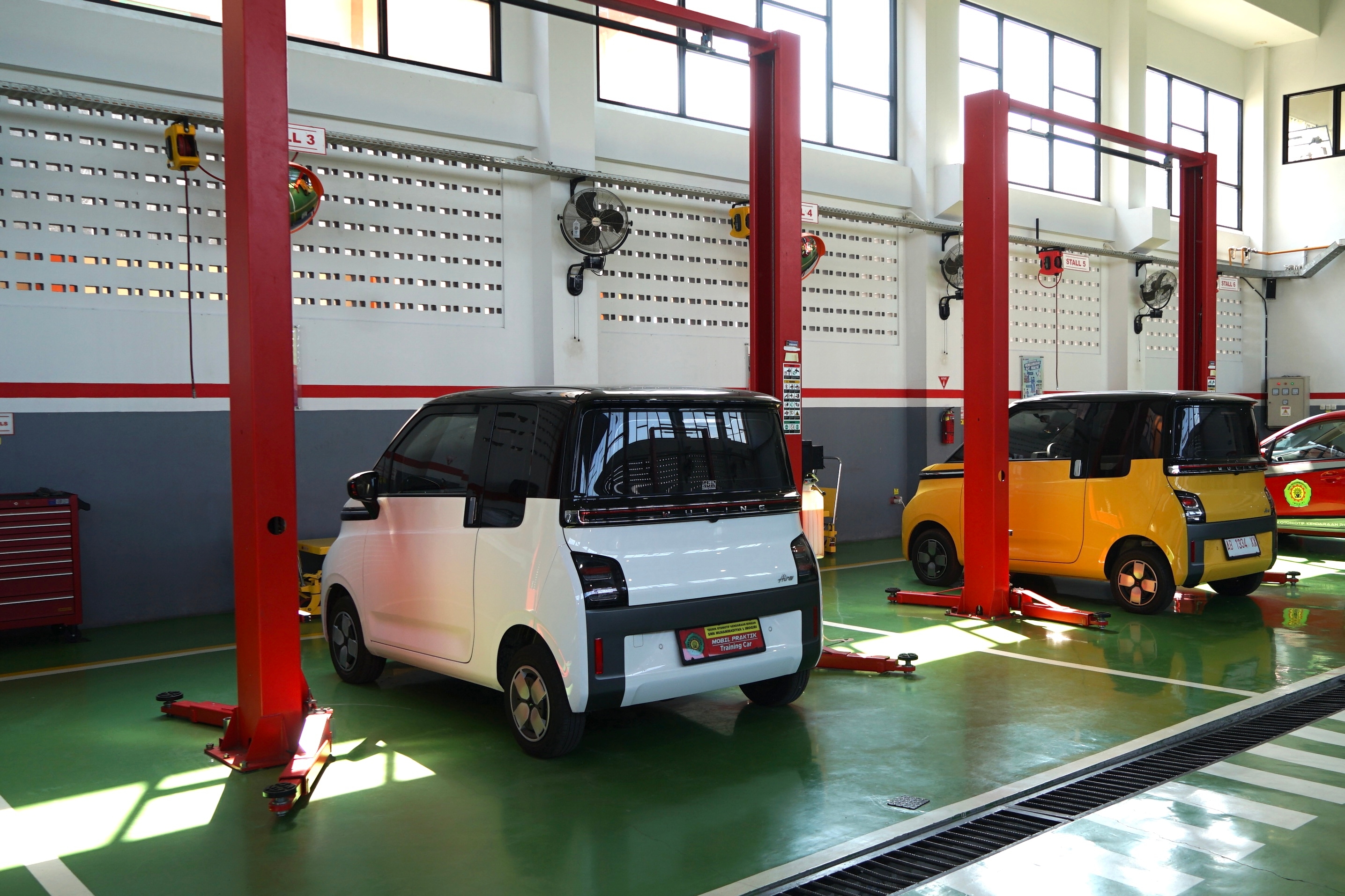 Wuling Donasi Ratusan Unit Mesin untuk SMK dan Universitas di Jawa Tengah dan DIY