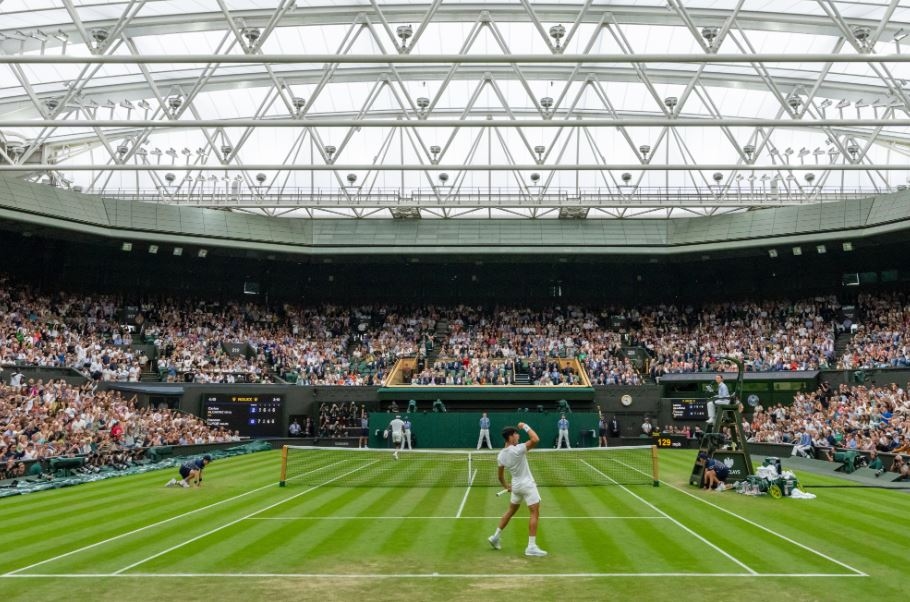 Wimbledon: Carlos Alcaraz dan Jannik Sinner ke Putaran 4, Swiatek dan Djokovic Beraksi Malam Ini