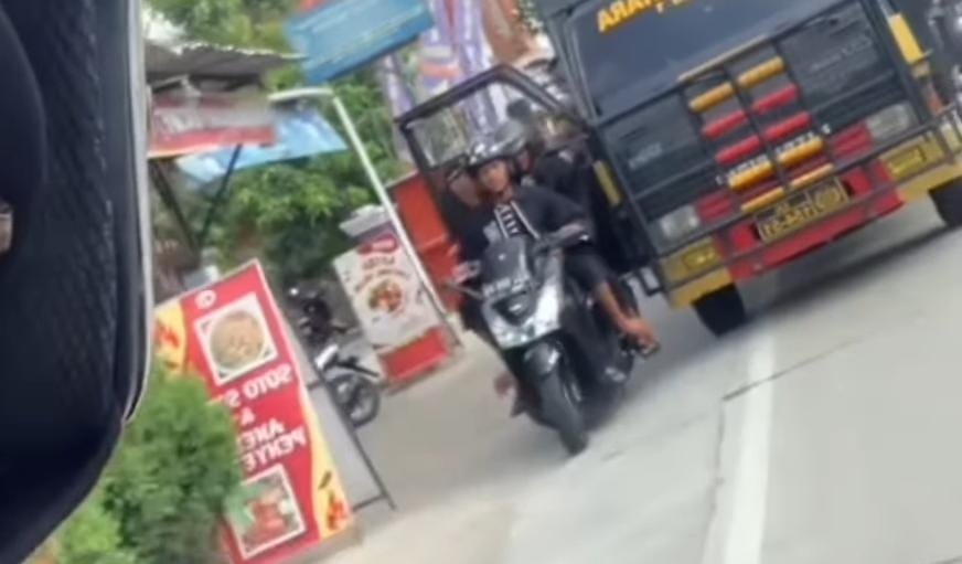 VIRAL! Pengendara Motor Bonceng Tiga Disenggol Pintu Truk Polisi Sragen