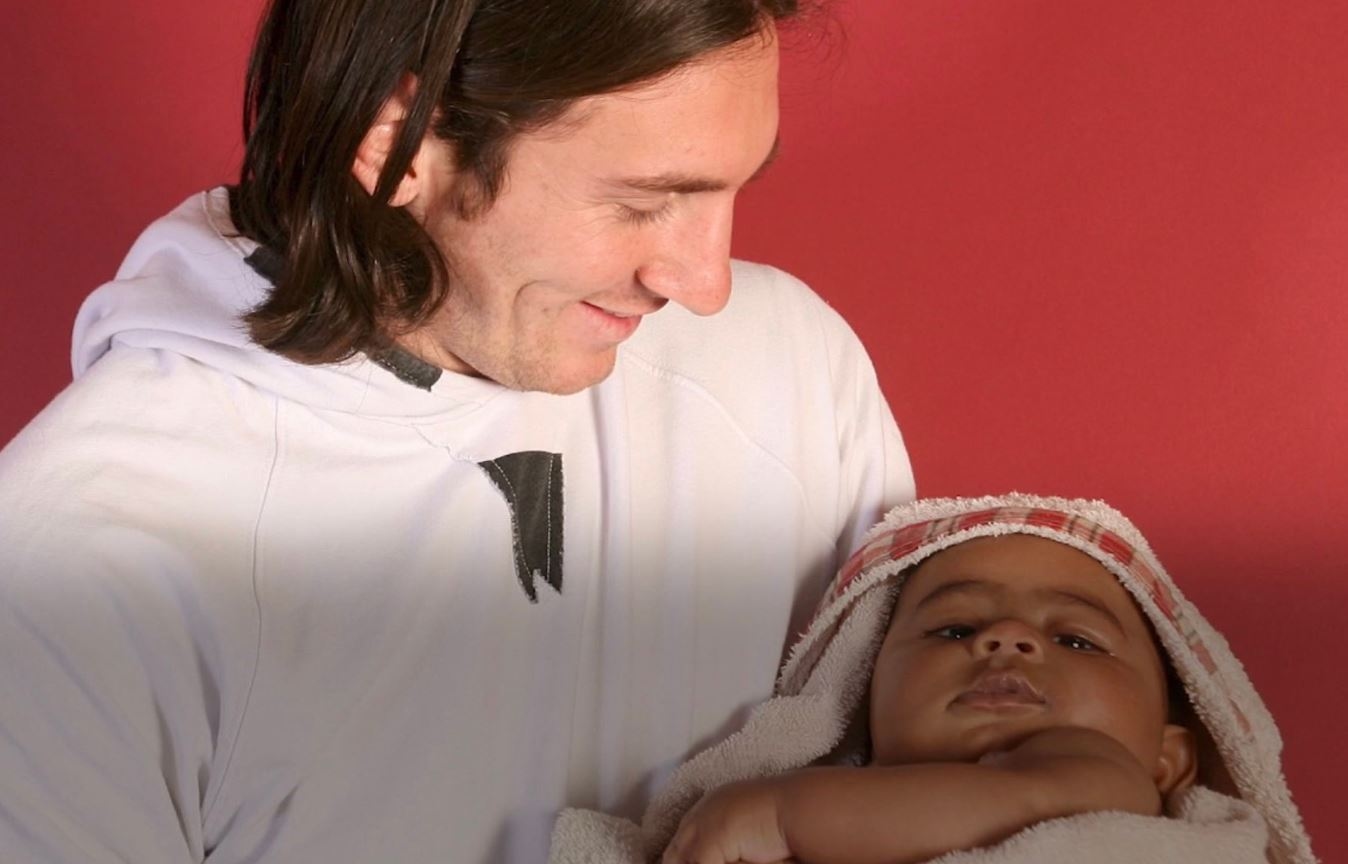 Viral Foto Lama Lionel Messi Gendong Bayi Lamine Yamal, Ini Kisahnya