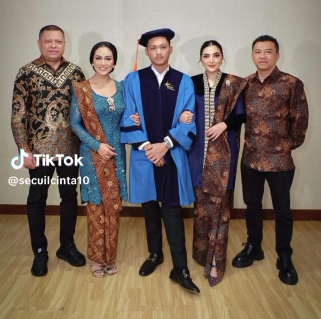 Azriel Hermansyah Wisuda, Kehadiran Raul Lemos hingga Tangisan Kris Dayanti Jadi Sorotan