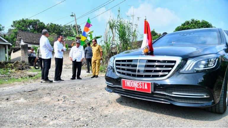 Momen Jokowi Berhenti Mendadak Buat Cek Jalan Rusak di Lampung Selatan