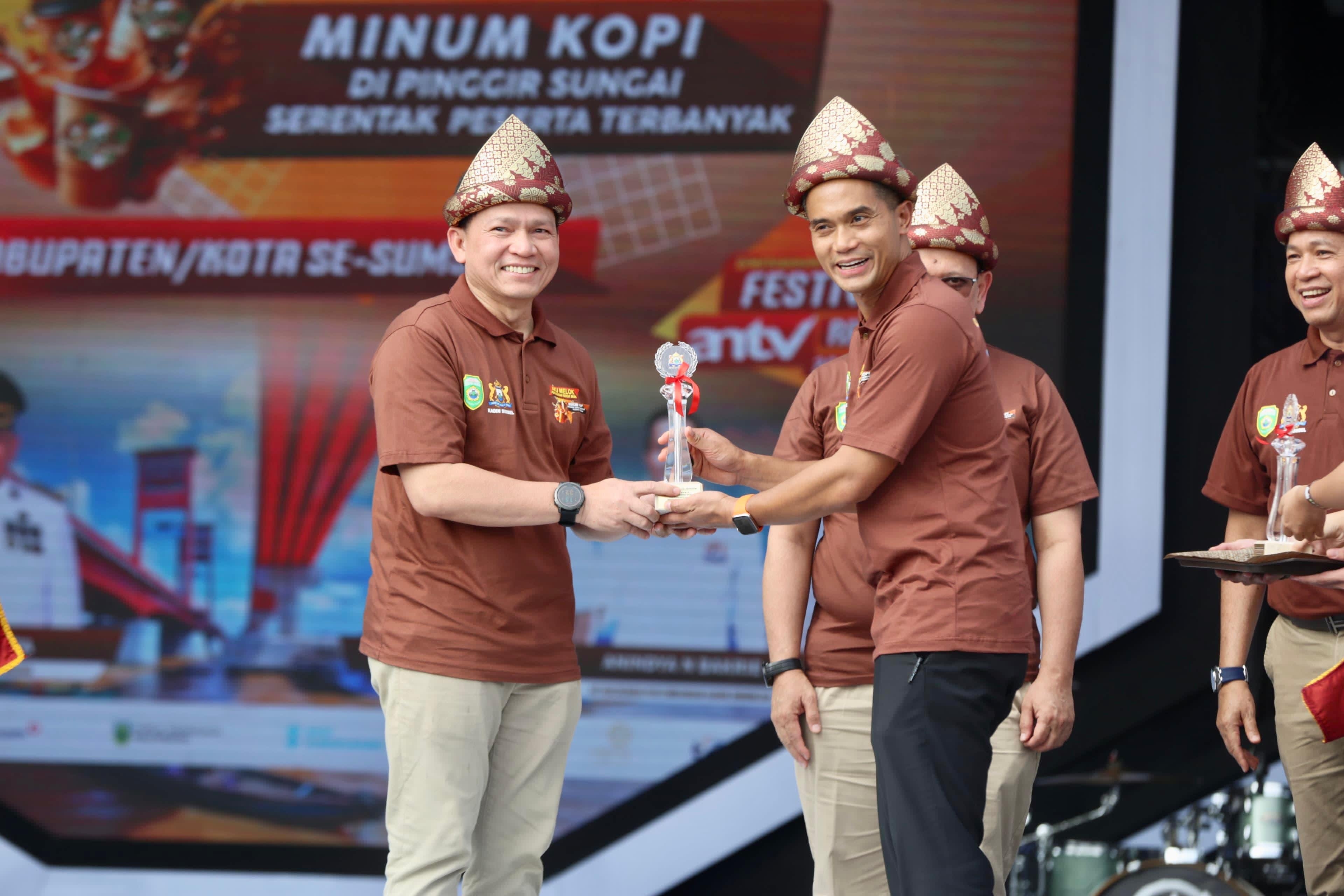 Provinsi Sumsel Cetak Rekor MURI Minum Kopi di Pinggir Sungai Serentak Terbanyak