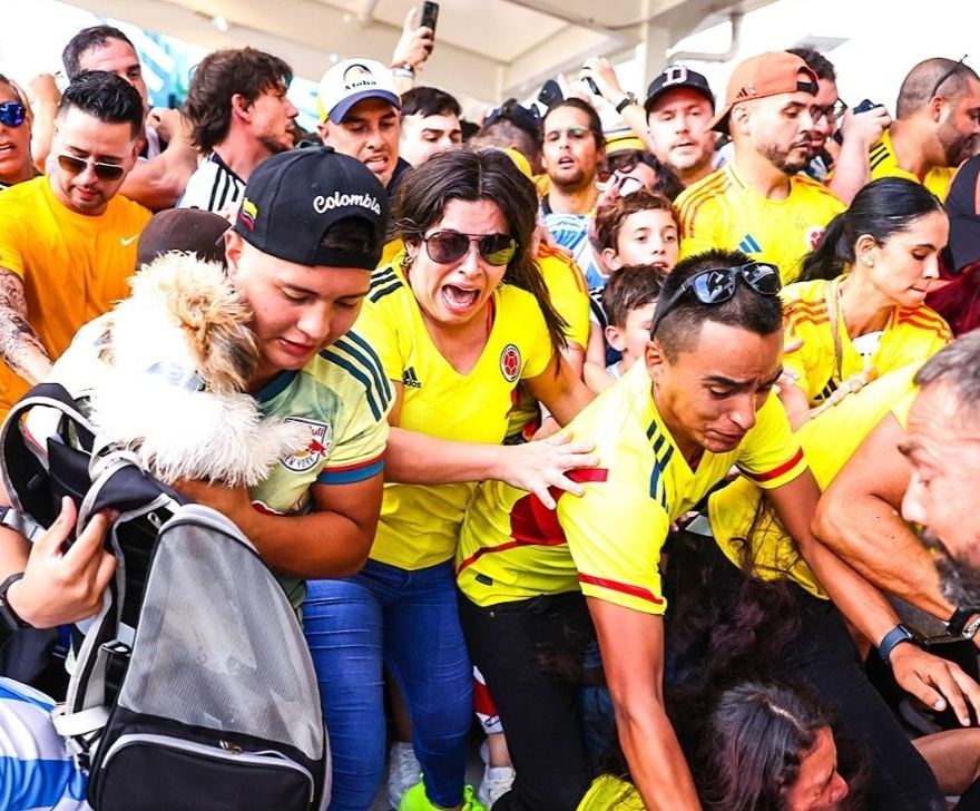 Final Copa Amerika Rusuh, Penonton Maksa Masuk Stadion Tanpa Tiket