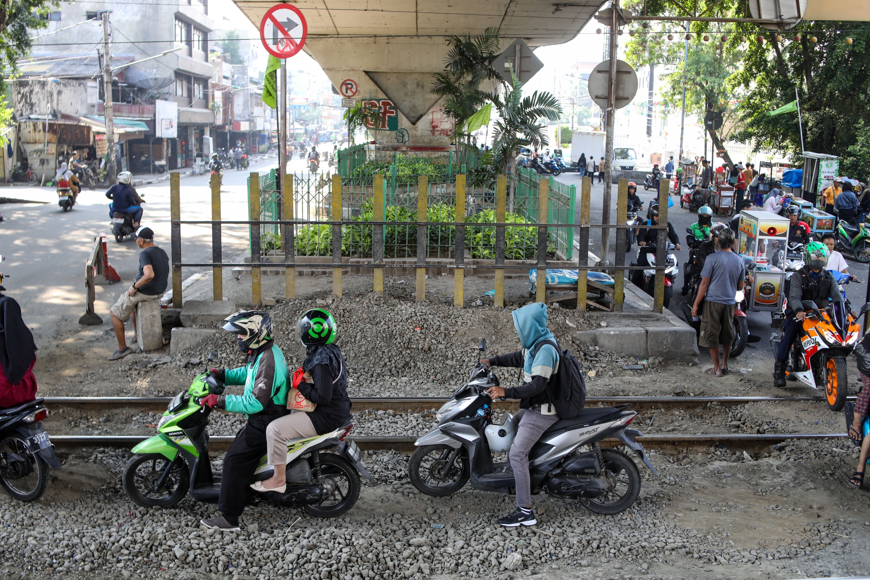 Tragis! Dua Pria Tewas di Perlintasan Rel Jatinegara, Polisi Duga Tertabrak Kereta Api