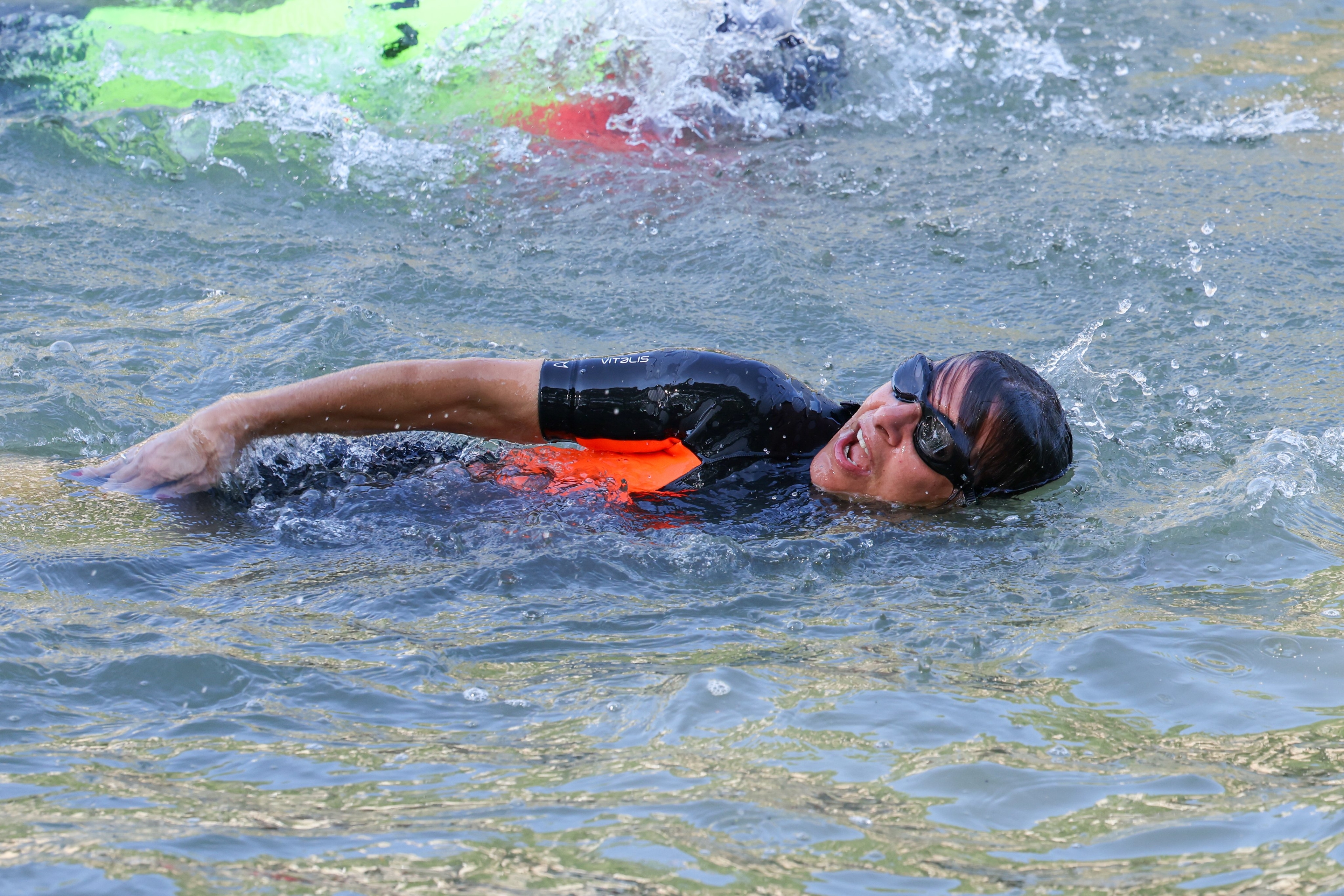 Olimpiade Paris: Walikota Anne Hidalgo Berenang di Sungai Seine, Pastikan Kualitas Air Layak