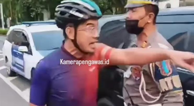 Viral, Pesepeda Marah-marah Paksa Lintasi Jalur Cepat di Sudirman