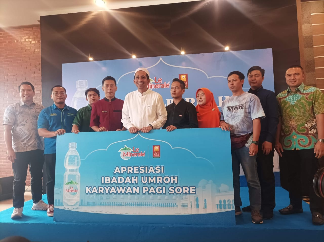 Kolaborasi Produk Asli Indonesia: Le Minerale Berbagi Berkah Ibadah Umrah untuk Karyawan Pagi Sore