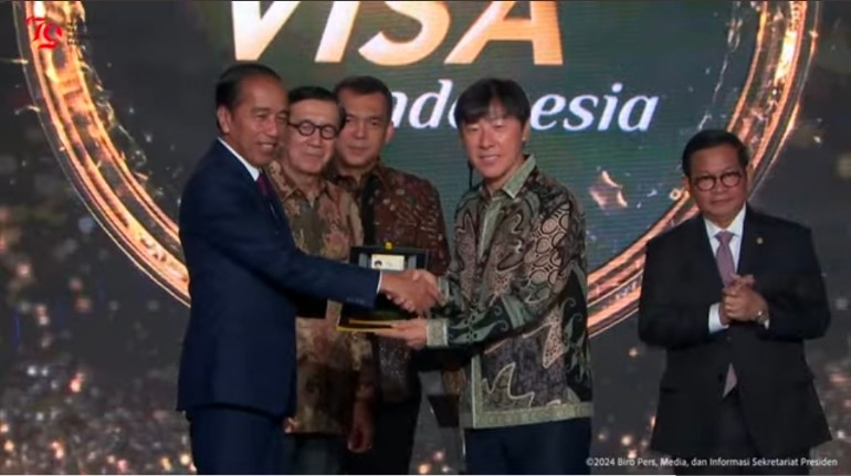 Shin Tae-yong Dapat Golden Visa dari Jokowi