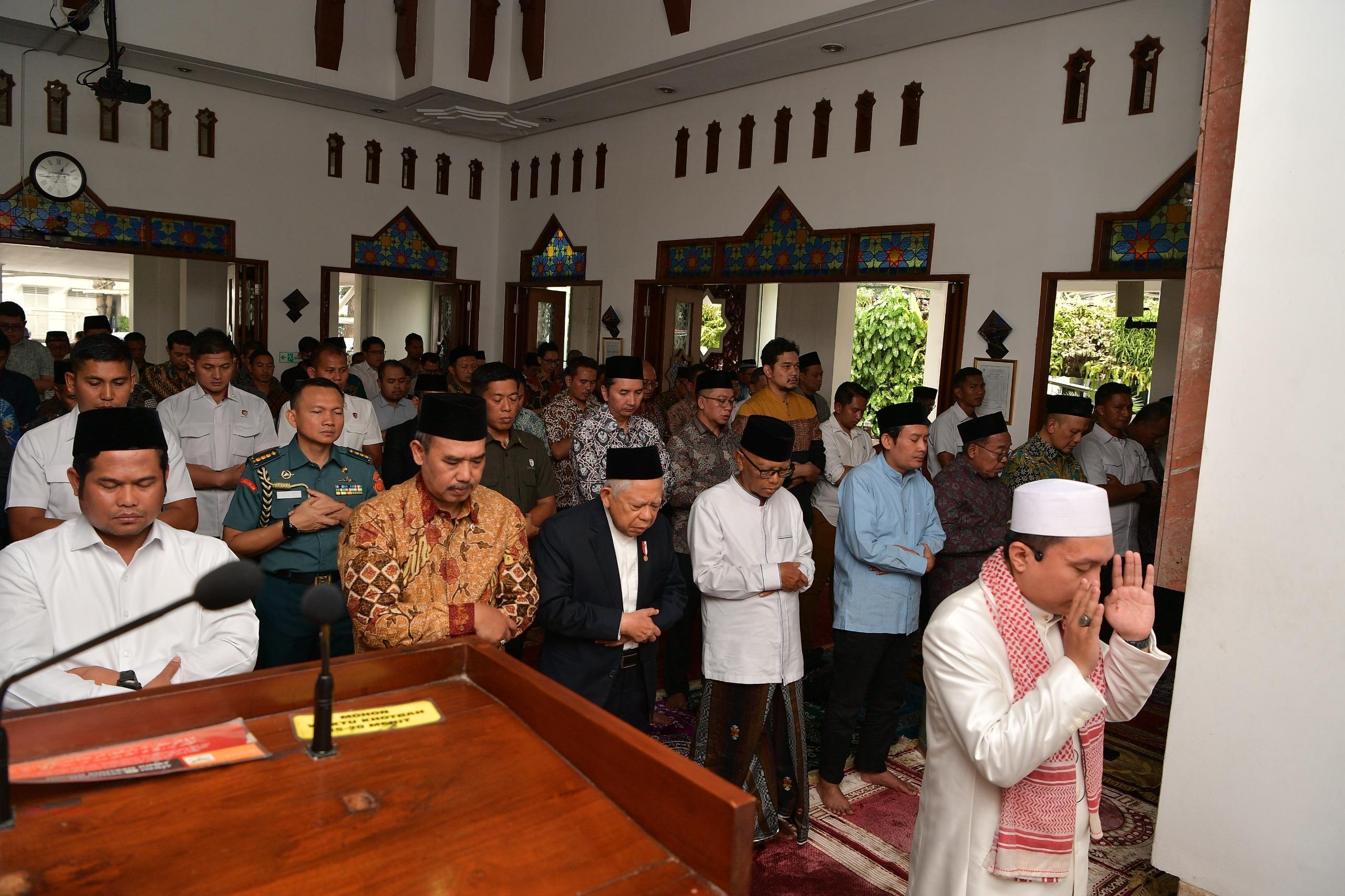 Ma'ruf Amin Salat Ghaib untuk Hamzah Haz Bersama Peserta Konferensi Dai ASEAN