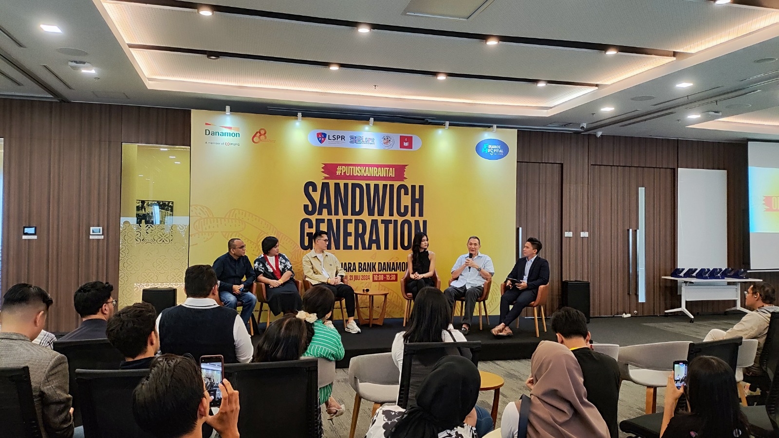 Danamon Rayakan HUT Ke-68 dengan Menggelar Talk Show 'Putuskan Rantai Sandwich Generation'