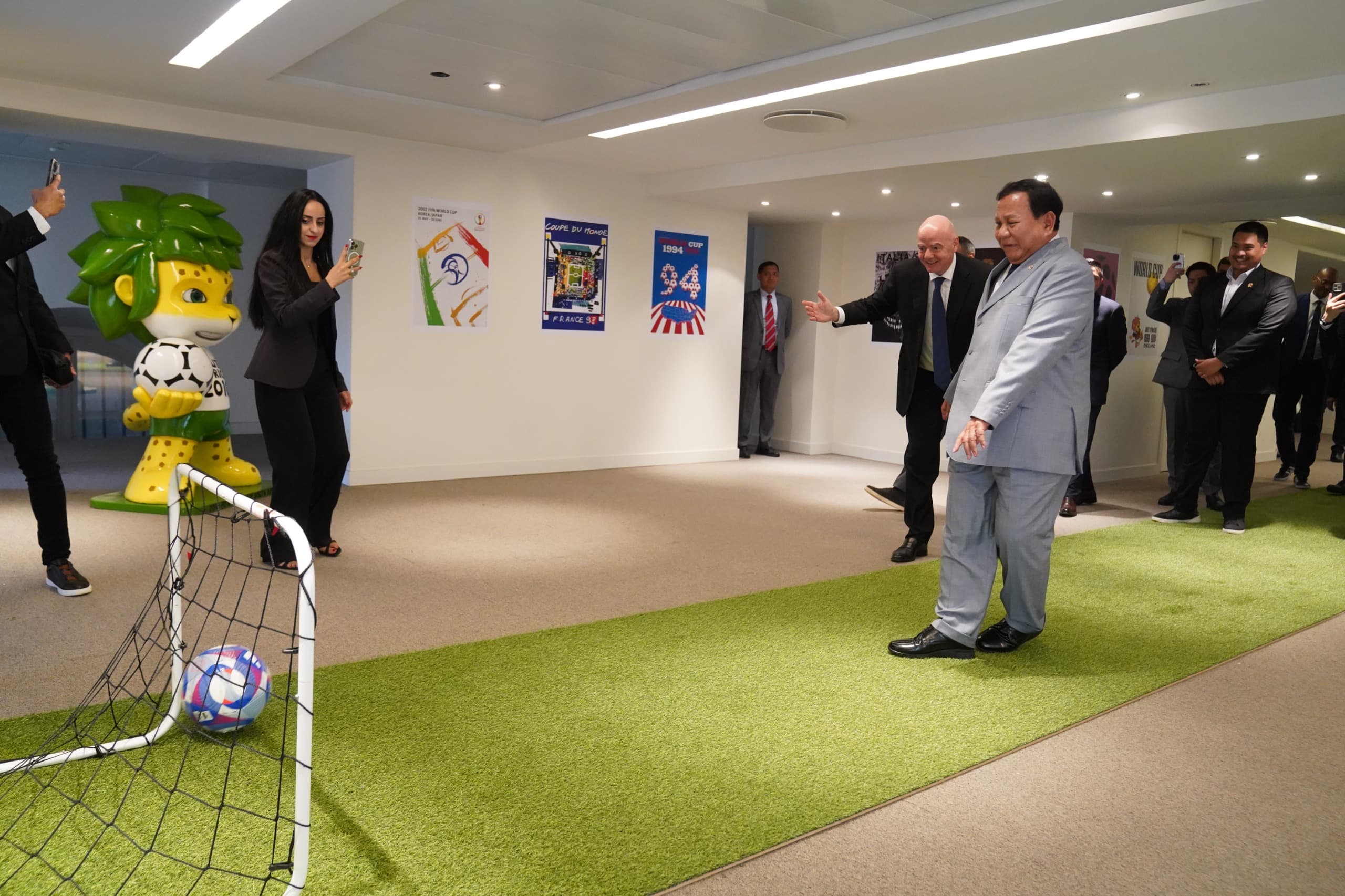 Olimpiade Paris: Datang Langsung, Prabowo Subianto Berikan Uang Pembinaan untuk Atlet