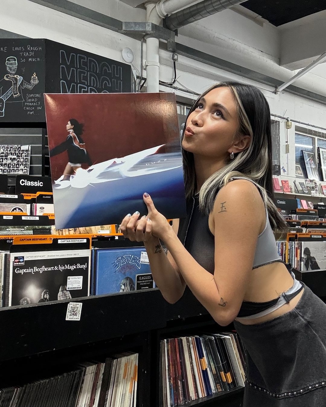 Rilis! Lirik Lagu Tsunami Oleh NIKI, Ceritakan tentang Perasaan Tergila-gila terhadap Seseorang yang Baru Ditemui