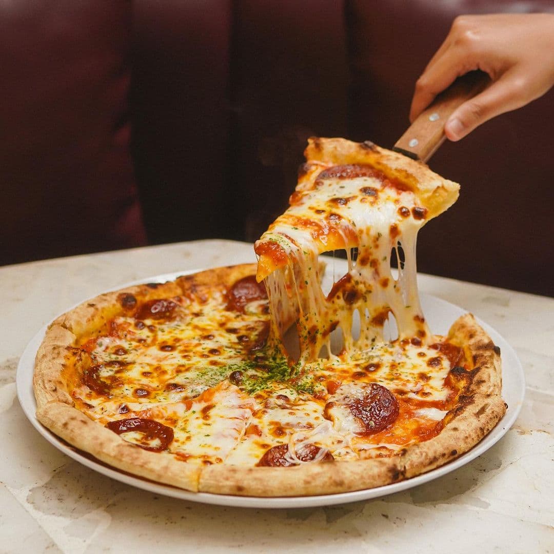 Restoran Altro Bawa Rasa Autentik Pizza Italia ke Kota Hujan