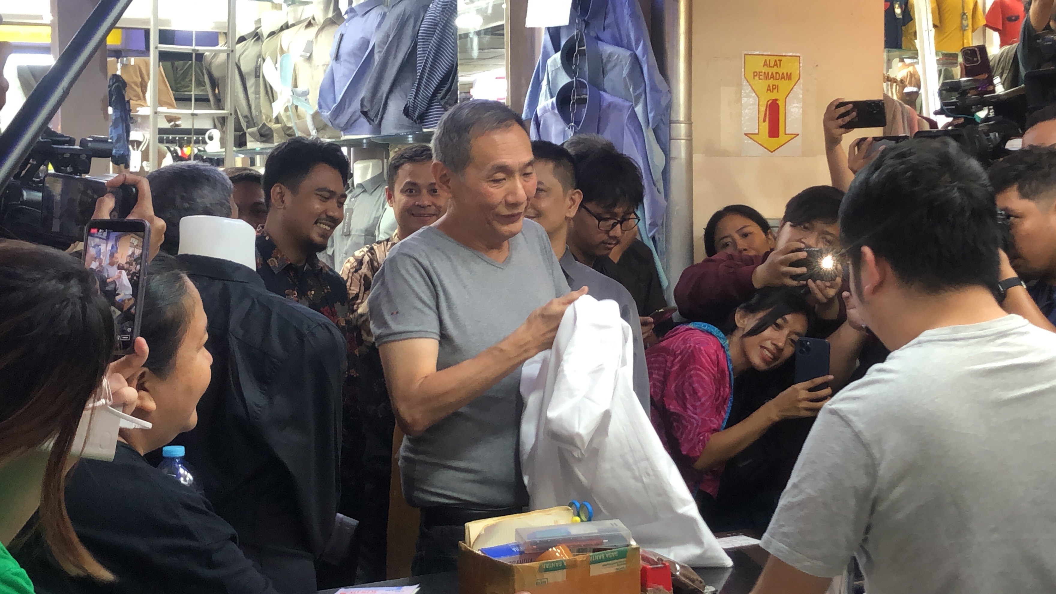 Jusuf Hamka Blusukan ke Pasar Tanah Abang, Belanja Kaos hingga Blangkon