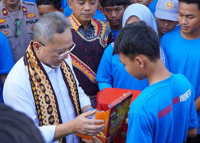 Zulhas Bagikan Makan Gratis-Bantuan Pendidikan ke Siswa di Lampung Selatan