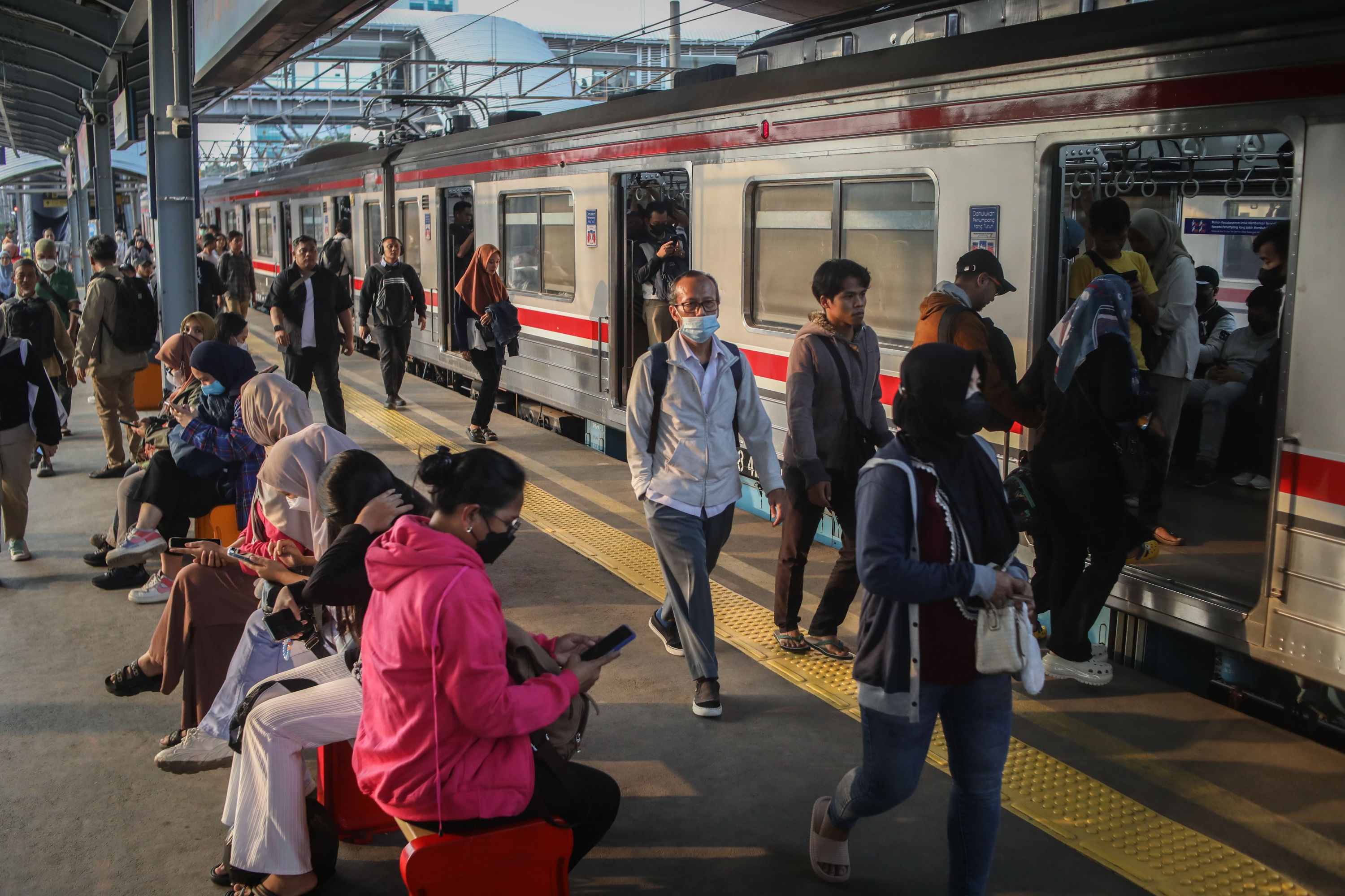 Bebankan Rakyat, Wacana Subsidi KRL Pakai NIK Perlu Ditinjau Ulang