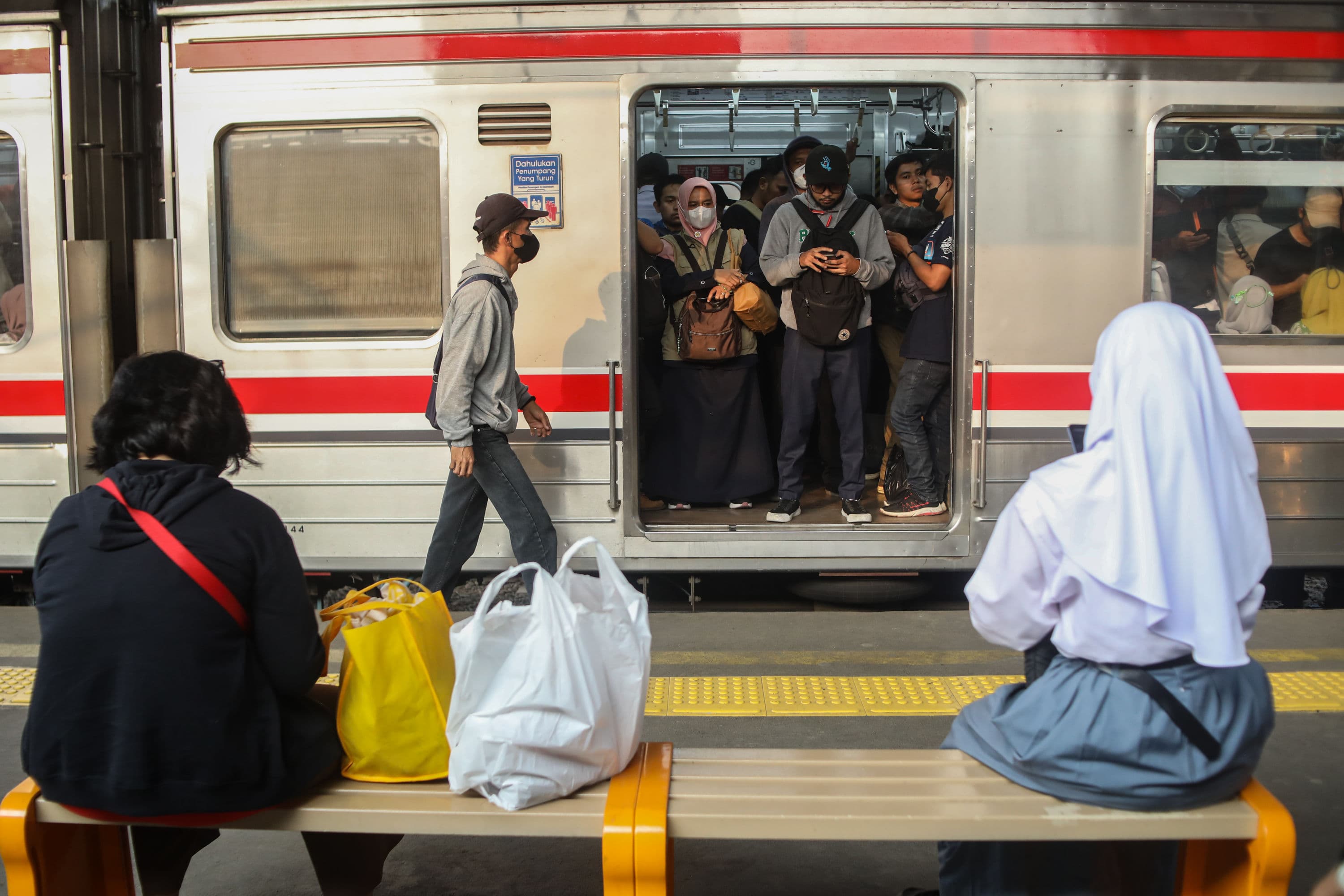 Stasiun Tanah Abang: Nadi Transportasi Jakarta yang Tak Pernah Tidur
