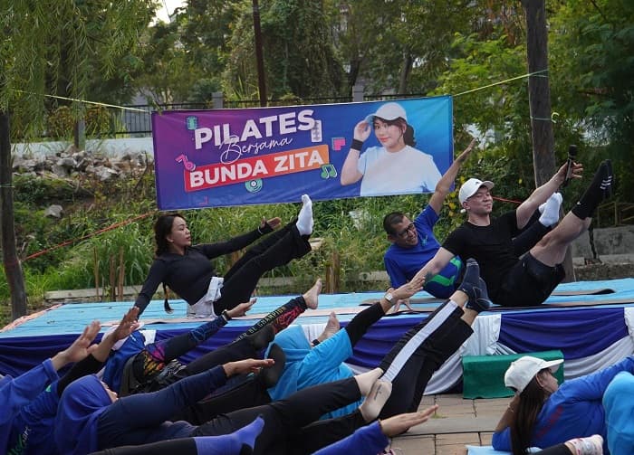 Seakan Tak Kapok, Wakil Ketua DPRD DKI Zita Anjani Malah Ajarkan Senam Pilates ke Ibu-ibu