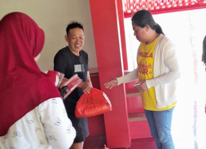 Peringati HUT RI, Pengusaha Lokal Bangka Bagikan Sembako ke Warga Kurang Mampu