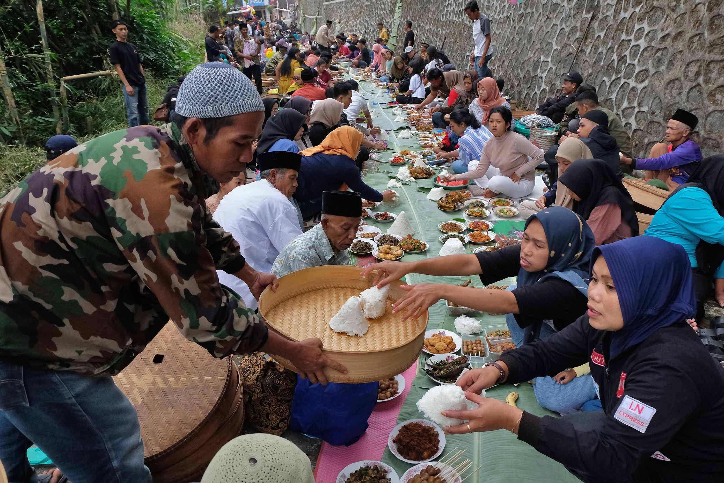 Bagaimana Iman Mempengaruhi Kehidupan Seorang Muslim dalam Berbagai Aspek seperti Ibadah, Akhlak, dan Interaksi Sosial?