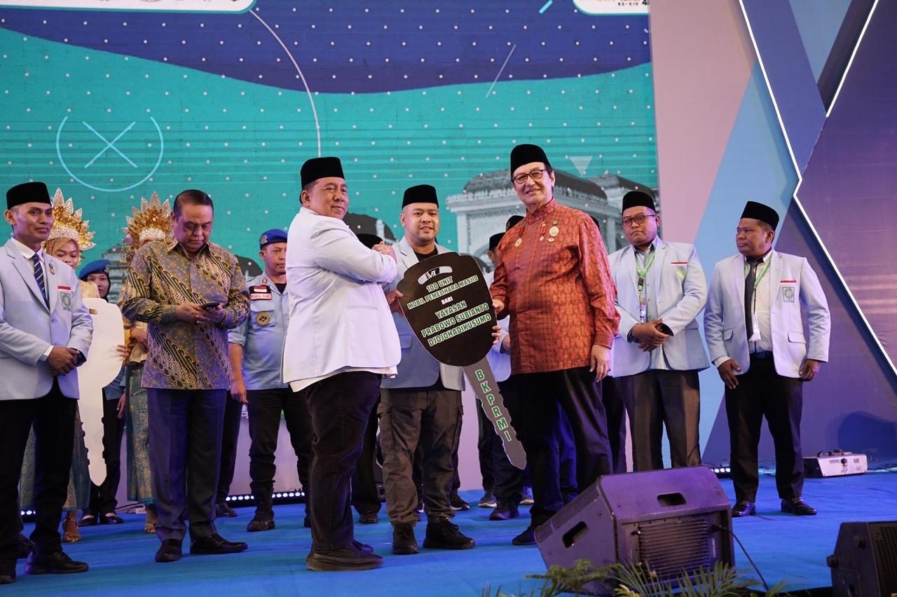 Prabowo Kembali Sumbangkan 100 Unit Mobil untuk Perawatan Masjid