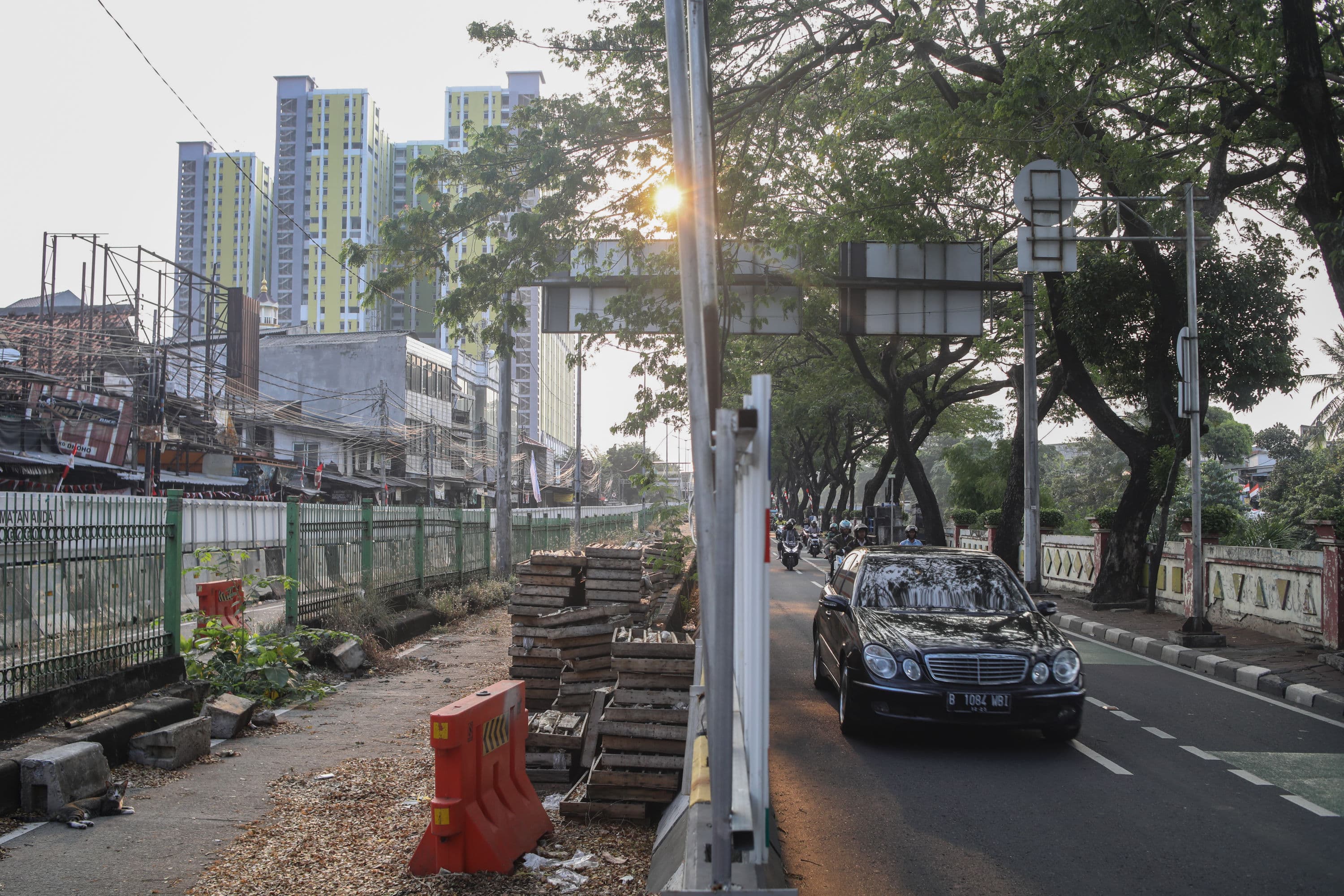 Hati-hati Melintas di Jalan Tambak, Material Proyek LRT Velodrome-Manggarai Jatuh Timpa Pengguna Jalan