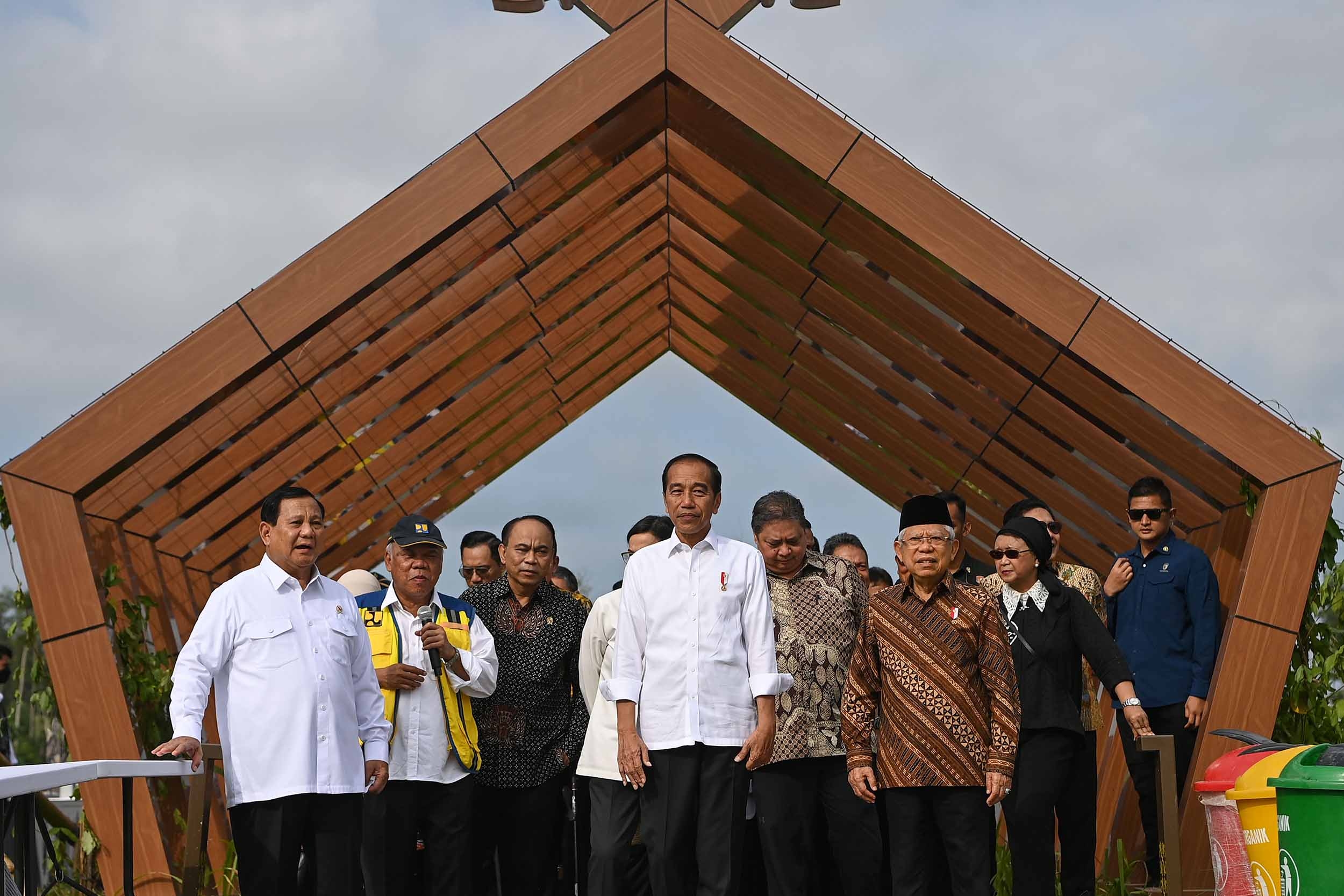 Jokowi Sebut Posisi Airlangga di Kabinet Tak Ada Masalah: Pengunduran Diri Urusan Partai