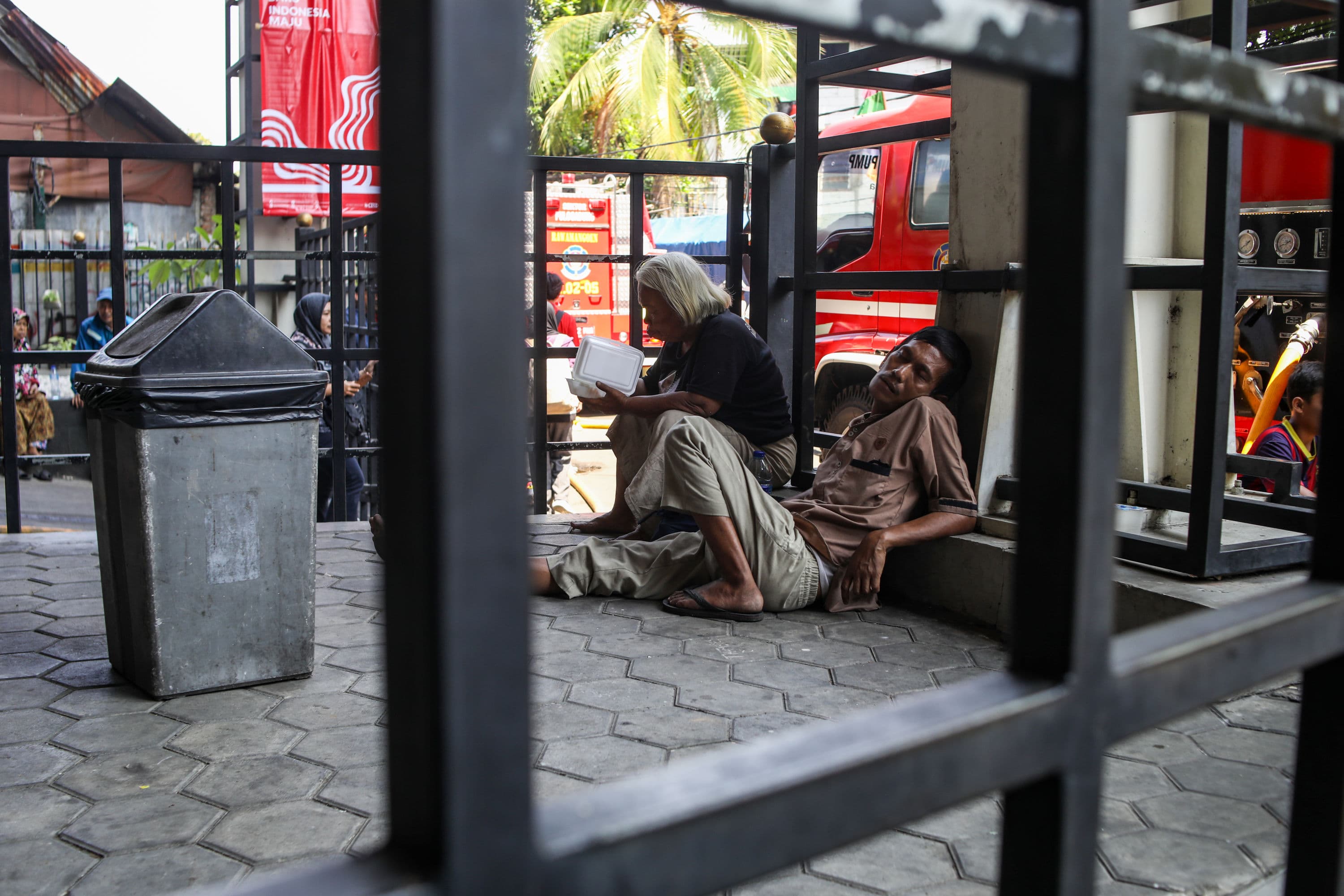 Pj Gubernur DKI Instruksikan Penyediaan Air Bersih dan Toilet Umum bagi Pengungsi Kebakaran di Manggarai
