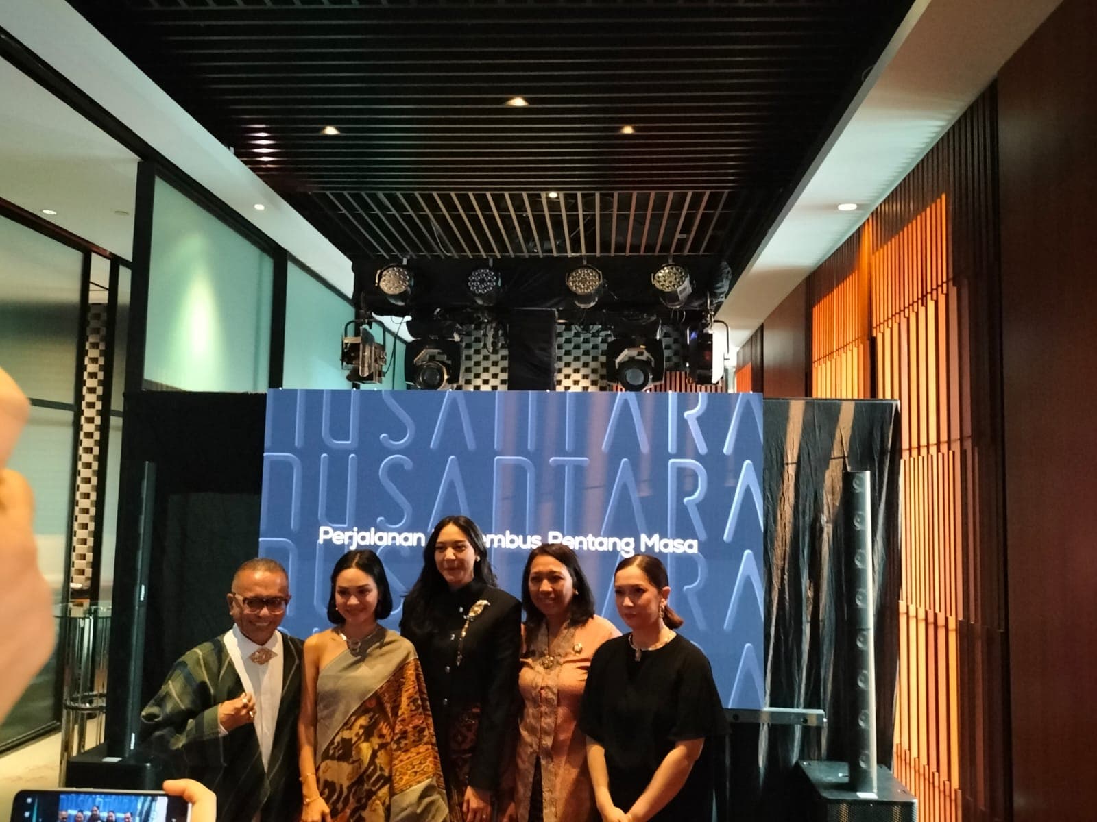 The Palace Jeweler dan Samuel Wattimena Rilis Buku Nusantara, Rayakan Warisan Budaya Indonesia dan Para Perempuan Inspiratif