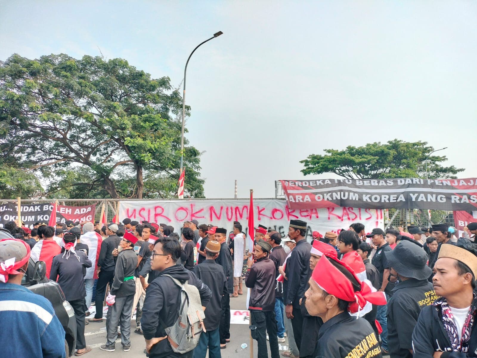 Masyarakat Cilegon Demo Krakatau Posco, Bawa Puluhan Bendera Merah Putih dan Berpakaian Jawara