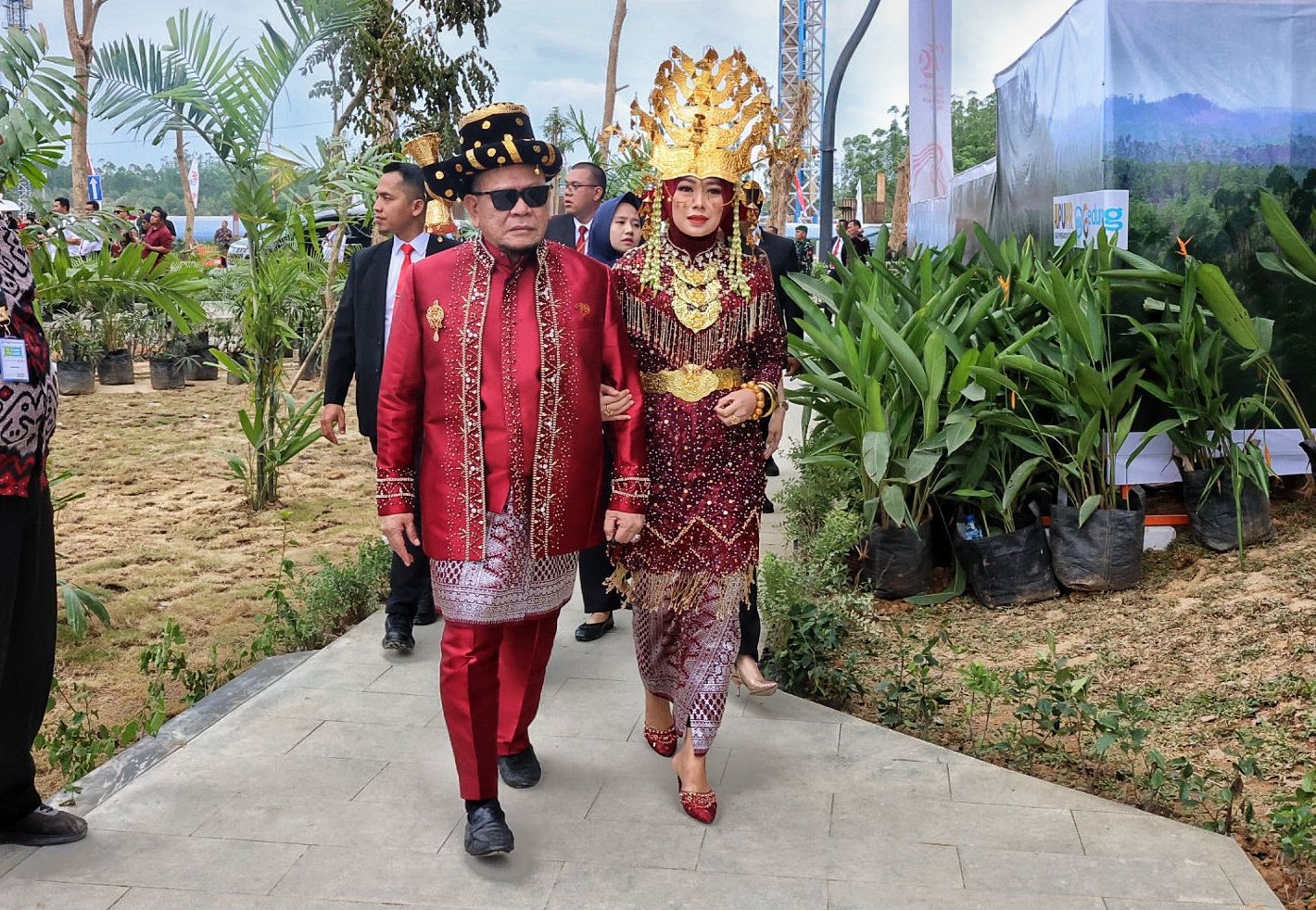 Di Perayaan HUT ke-79 RI, Istri Ketua DPD RI Dapat Sepeda dari Jokowi untuk Pakaian Adat Terbaik