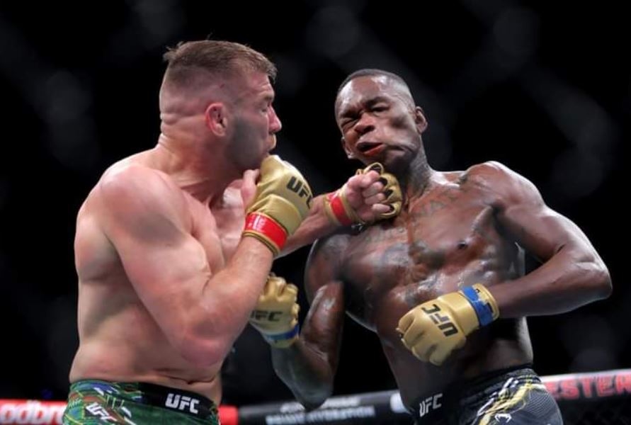 Paksa Israel Israel Adesanya Menyerah dengan Kuncian, Dricus De Plessis Pertahankan Gelar UFC