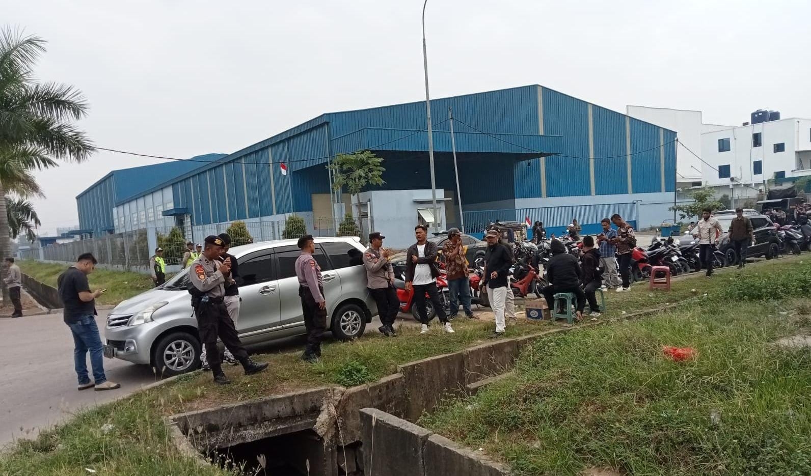 Tuntut Penutupan Pabrik Miras, Warga Demo di Serang