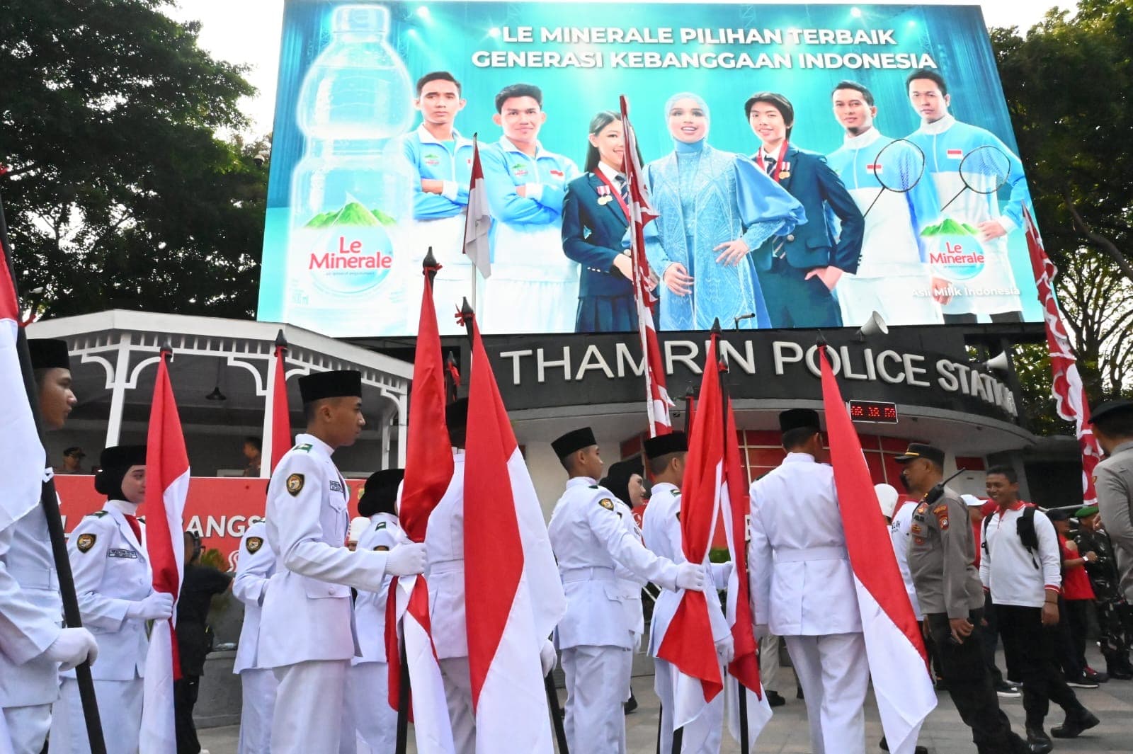 Masyarakat Ikut Menyanyikan Lagu Nasional Hasil Kolaborasi Le Minerale di Perayaan HUT ke-79 RI