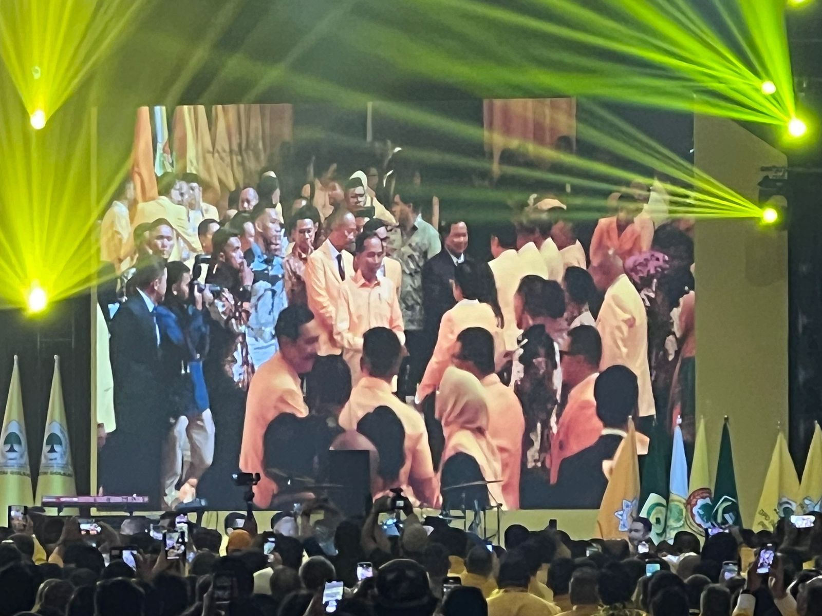 Hadiri Penutupan Munas Golkar, Jokowi Kenakan Kemeja Kuning