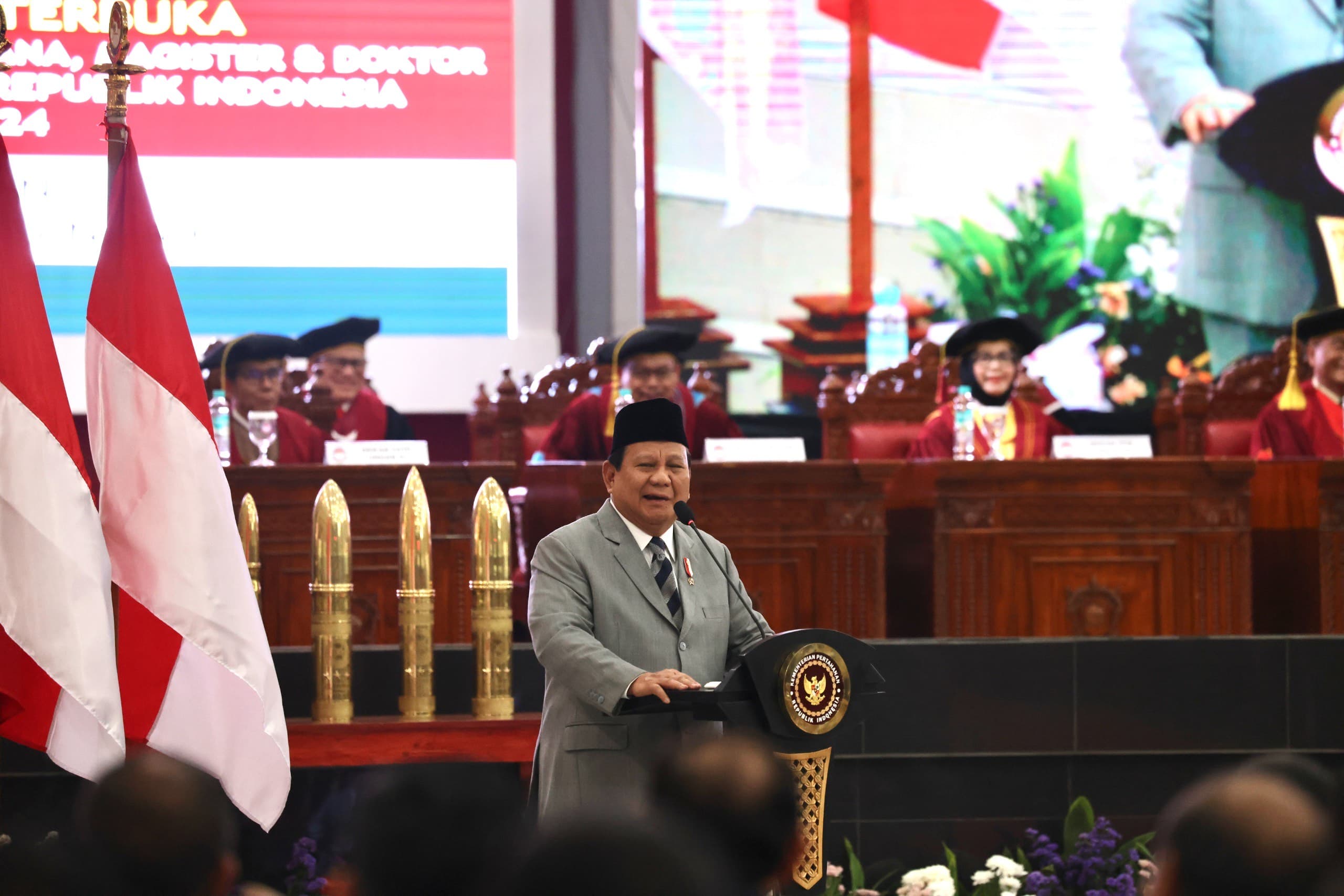 Prabowo Harap Wisudawan Unhan Bisa Berkontribusi Hadapi Masalah Kelaparan dan Kemiskinan