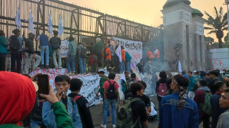 Demo 'Kawal Putusan MK' Jilid II Diwarnai Lempar Botol Air Mineral dan Bakar Ban