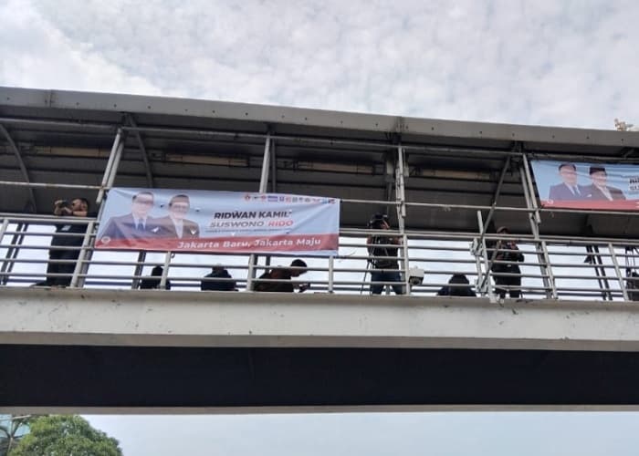 Curi Start Kampanye, Spanduk Ridwan Kamil-Suswono Bertengger di Depan Gedung KPUD Jakarta