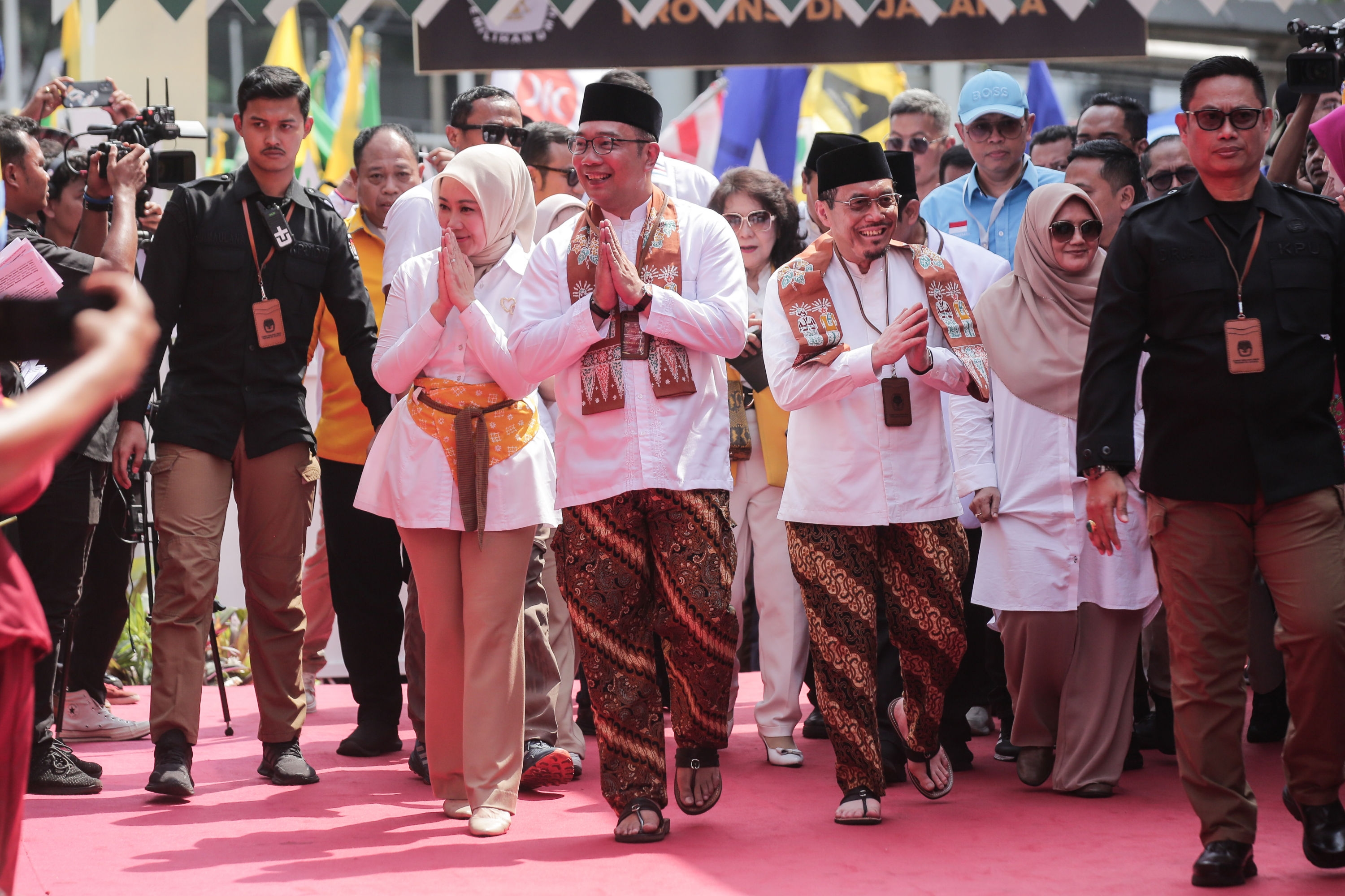 Ridwan Kamil-Suswono Daftar Pilgub DKI Diiringi Ondel-Ondel dan Barongsai