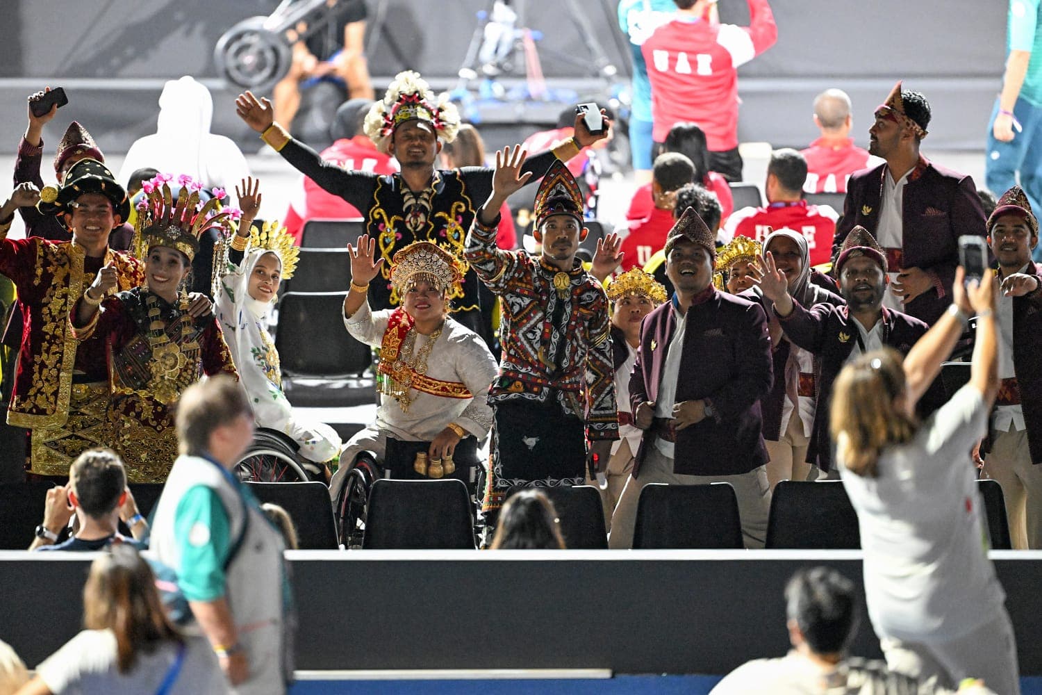 Paralimpiade Paris: Kostum Unik Kontingen Indonesia Curi Perhatian di Upacara Pembukaan