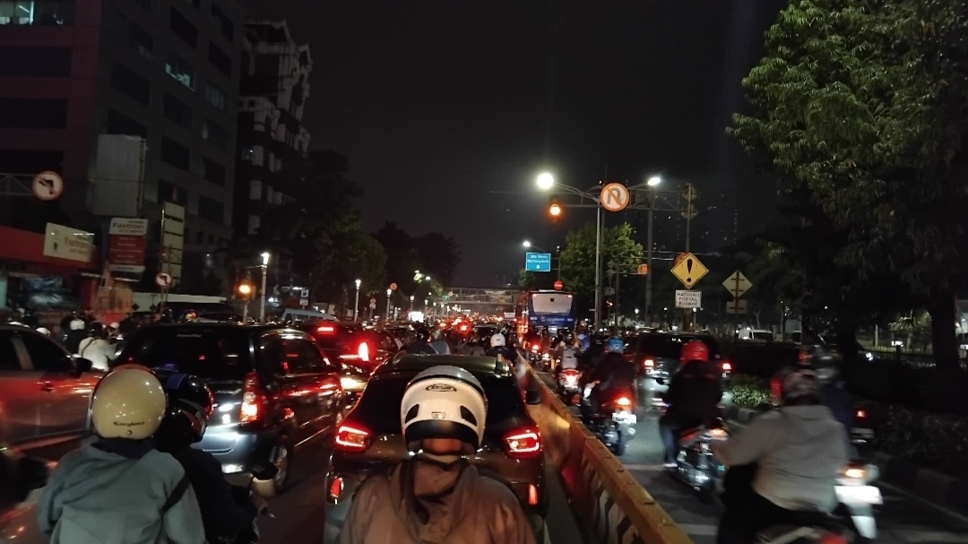 Hari Pendaftaran Cagub-Cawagub, Lalin Depan KPU DKI Jakarta Macet Total