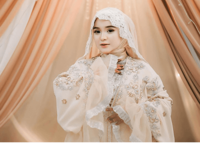 Siapa Herlin Kenza? Crazy Rich Asal Aceh yang Menikah dengan Deriel Realdy