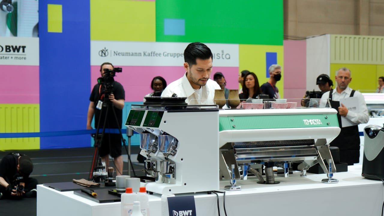 Seruput Kopi Racikan Mikael Jasin, Barista Terbaik Dunia 2024 di Samsara Bogor