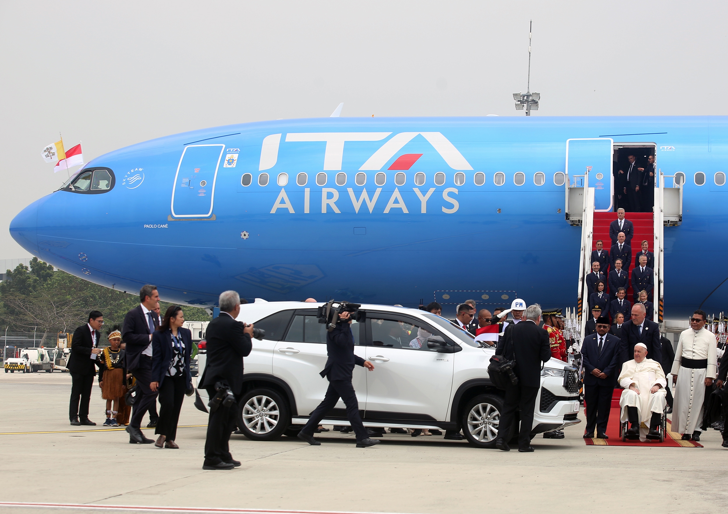 Ini Harga dan Spesifikasi Innova Zenix yang Digunakan Paus Fransiskus Selama di Indonesia